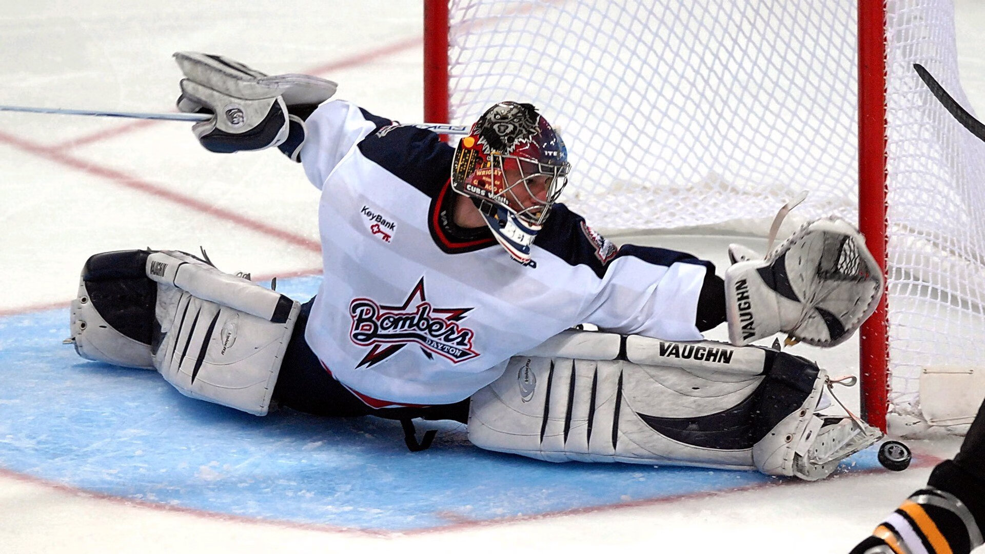 快船前锋在赛前热身中完成高难度扣篮，快船 扣篮